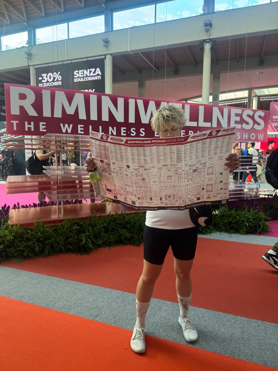 Лили с картата на изложението пред входа на Rimini Wellness