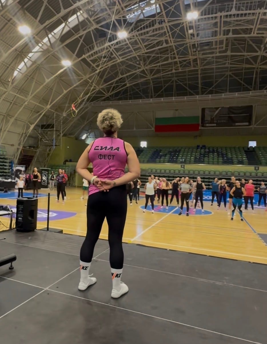 Лили пред пълна зала с участници в Комплекс Сила