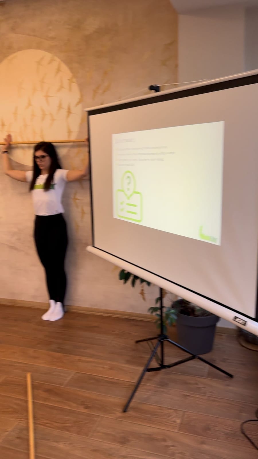 Участничка тества движение до стената по време на работилничка